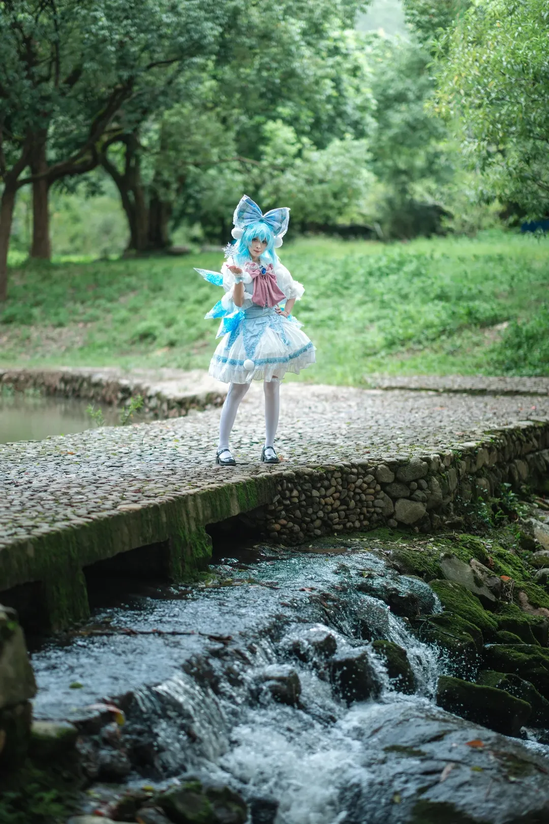东方project, cosplay正片, 琪露诺cos, 白丝穿搭, 溪谷户外摄影 - 第13张