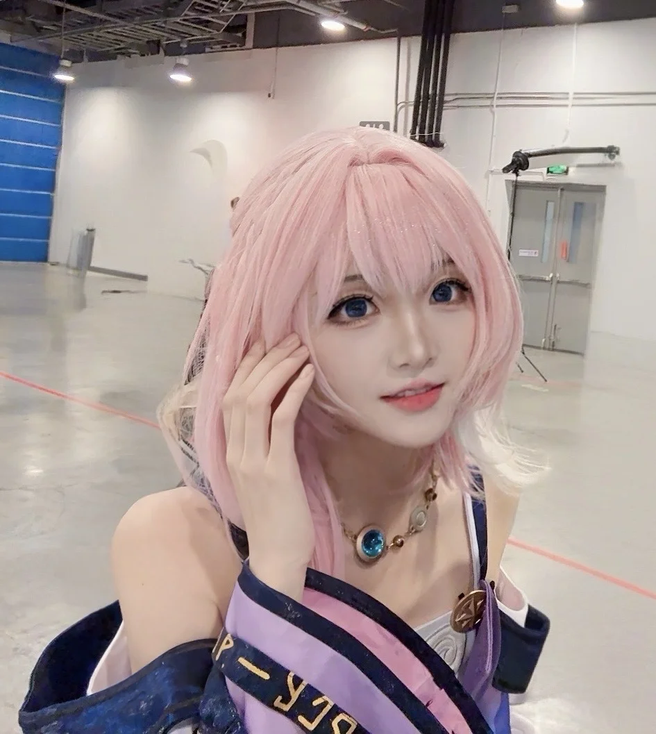 Cyrene Cosplay, Honkai: Star Rail, Convention photos, Pink short hair cosplay, Blue colored contacts