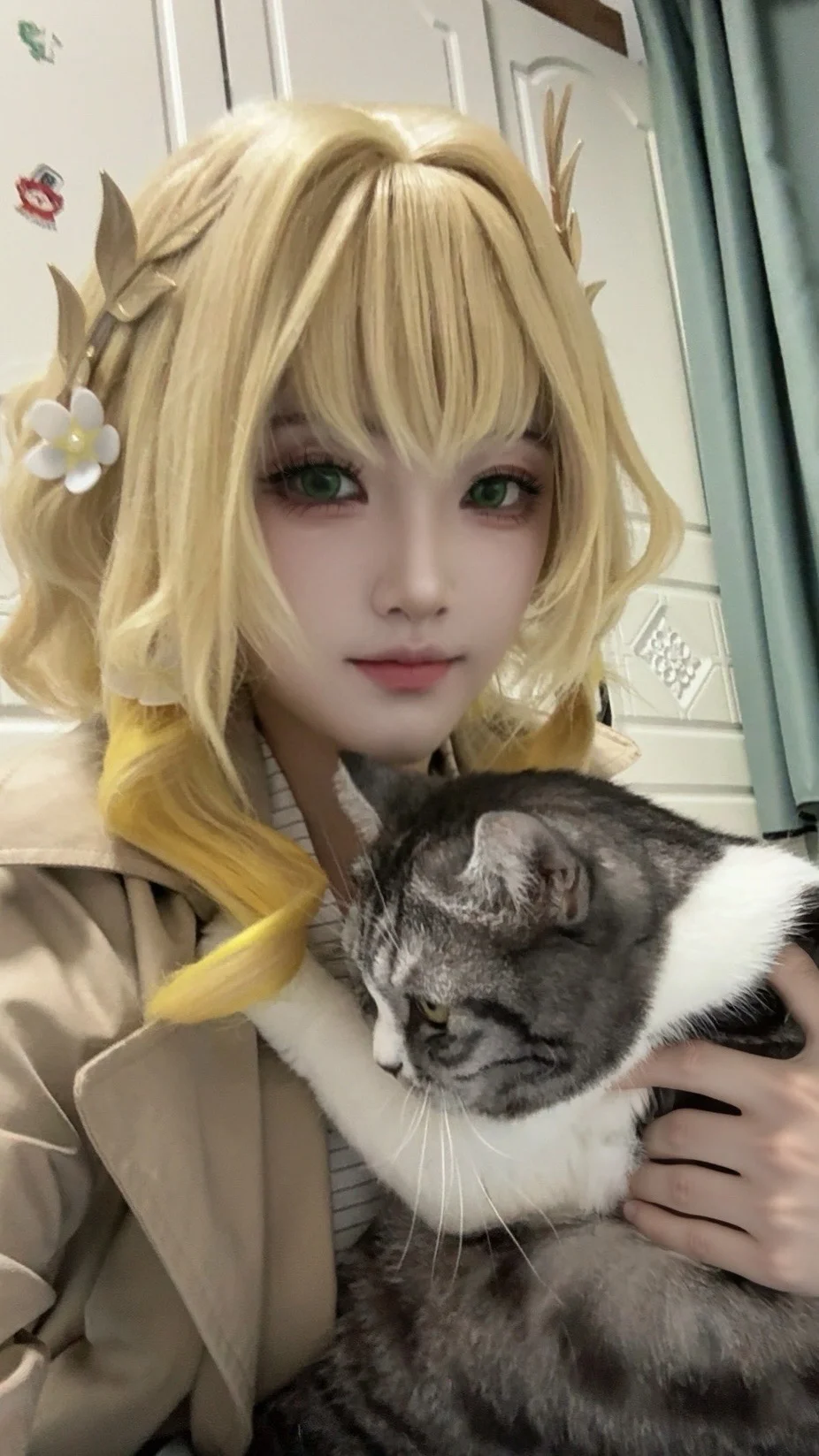 Aglaea Cosplay, Honkai: Star Rail, Cosplay photoshoot, Cat interaction, Blonde hair and green eyes