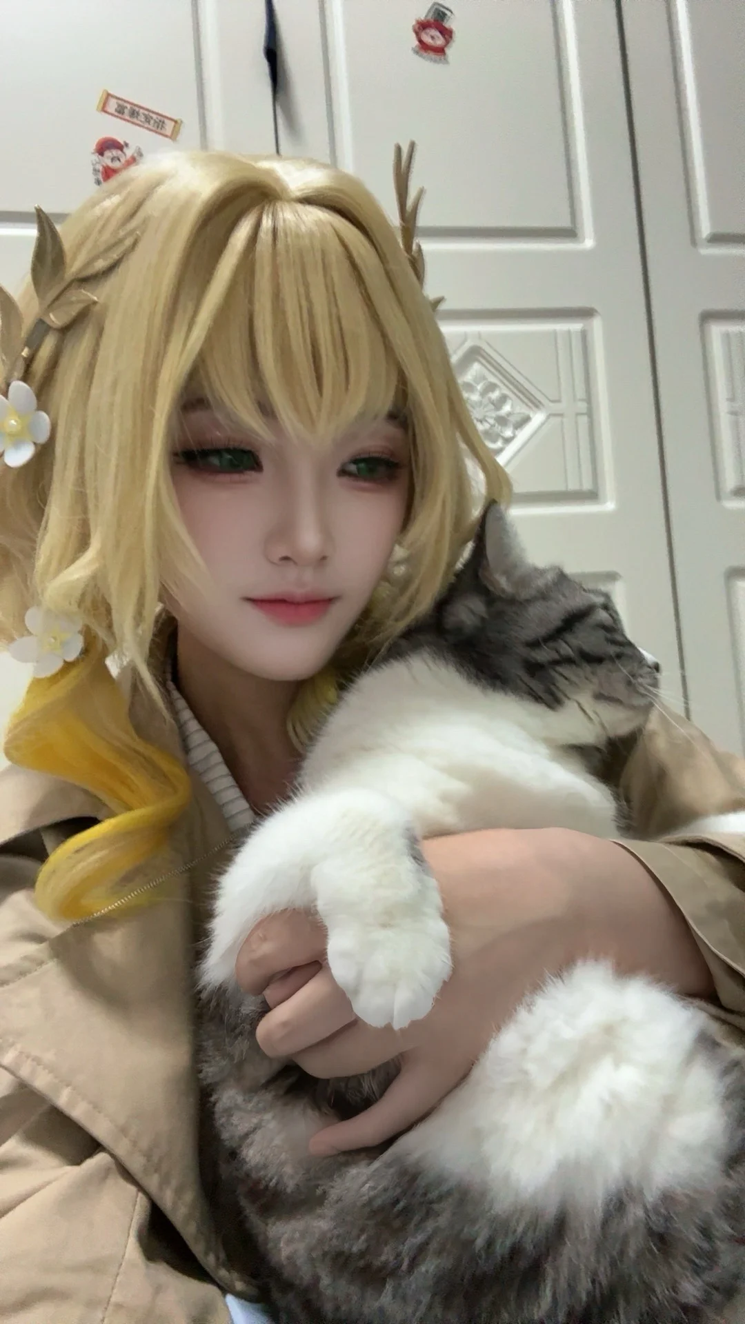 阿格莱雅cos, 崩坏星穹铁道, cosplay正片, 猫咪互动, 金发绿瞳 - 第2张
