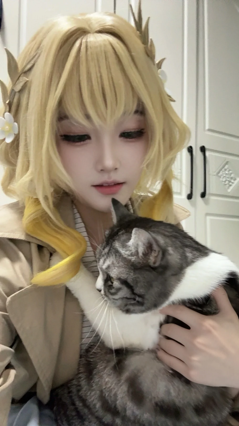 阿格莱雅cos, 崩坏星穹铁道, cosplay正片, 猫咪互动, 金发绿瞳 - 第3张