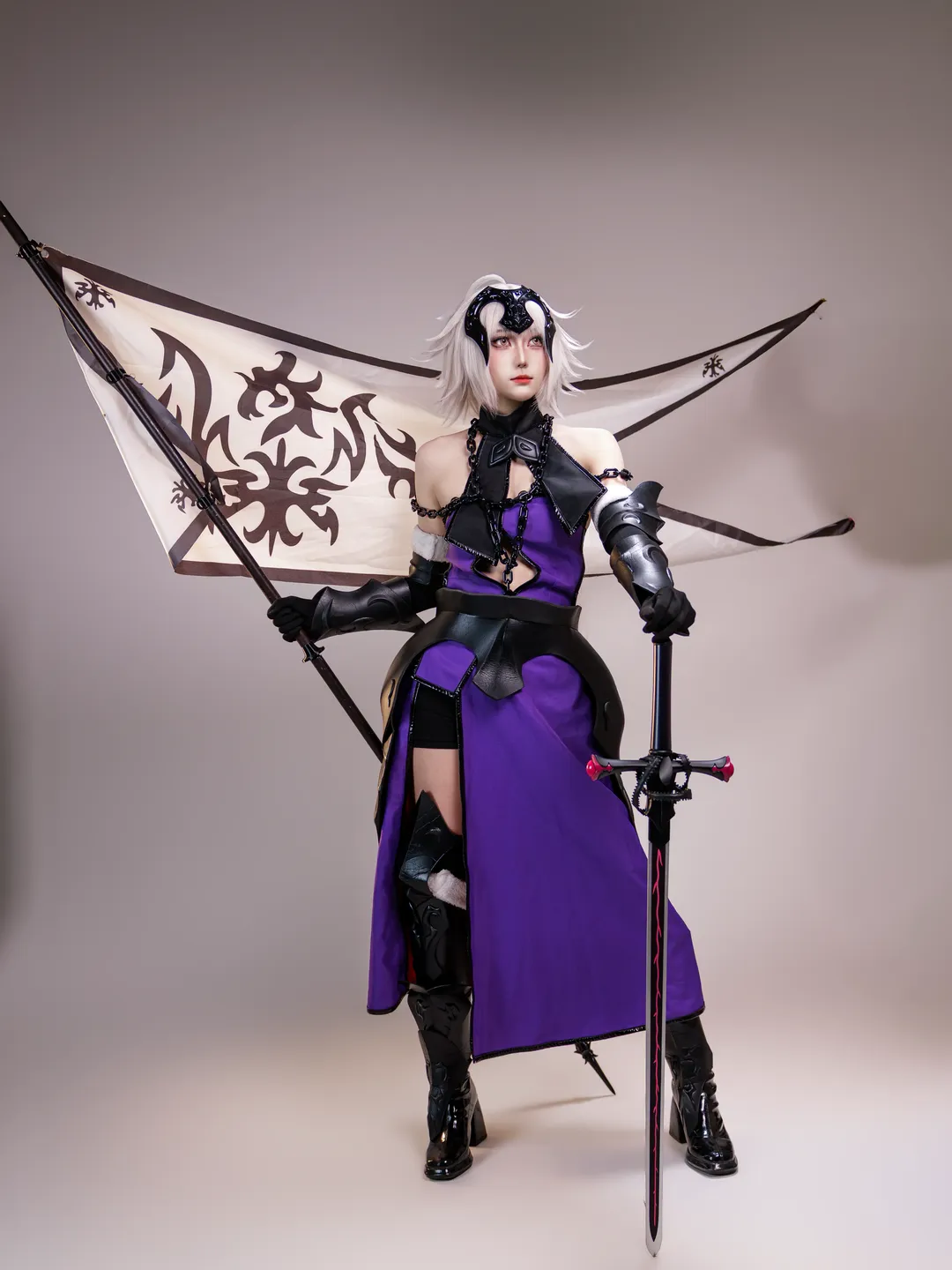 Anime cosplay, Fate/Grand Order, Jeanne d'Arc (Alter) cosplay, Fate/Grand Order, White-haired female knight - Image 2