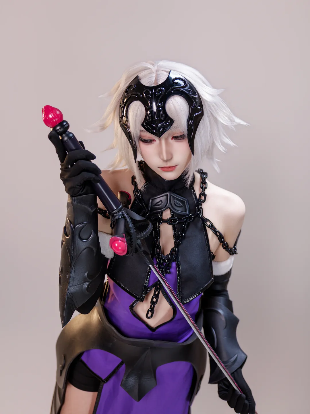 Anime cosplay, Fate/Grand Order, Jeanne d'Arc (Alter) cosplay, Fate/Grand Order, White-haired female knight - Image 3