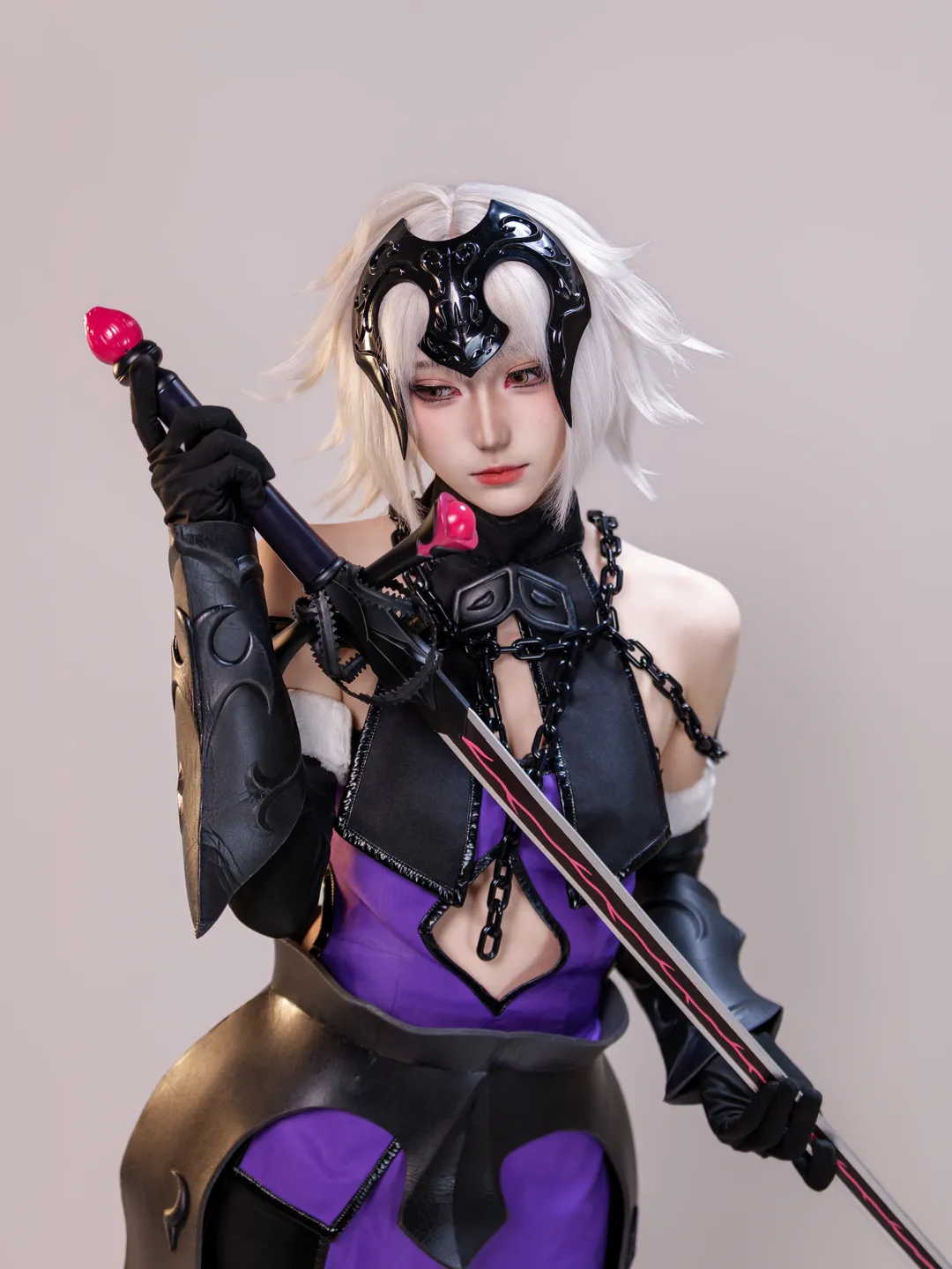 Anime cosplay, Fate/Grand Order, Jeanne d'Arc (Alter) cosplay, Fate/Grand Order, White-haired female knight - Image 4