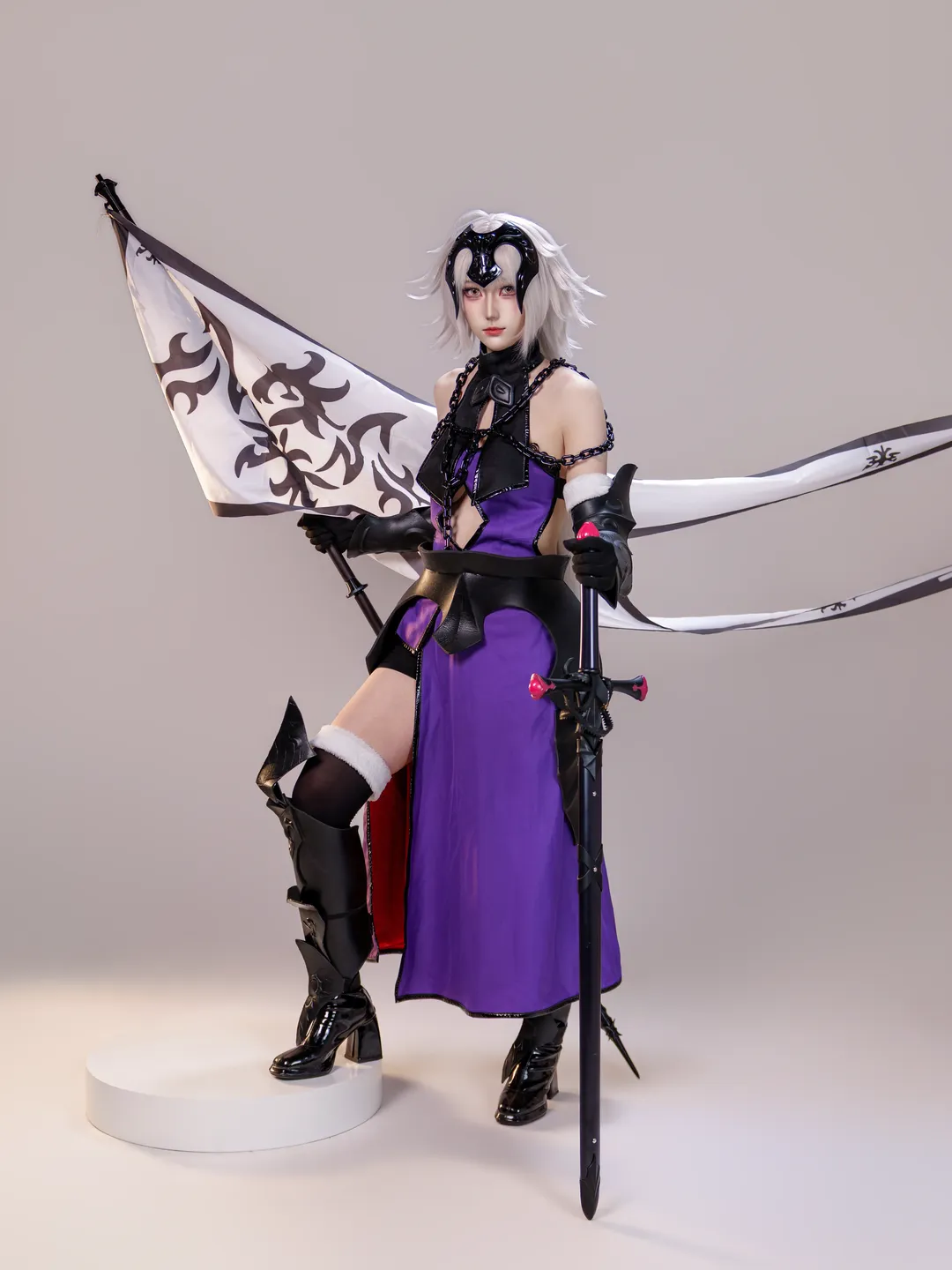 Anime cosplay, Fate/Grand Order, Jeanne d'Arc (Alter) cosplay, Fate/Grand Order, White-haired female knight - Image 5
