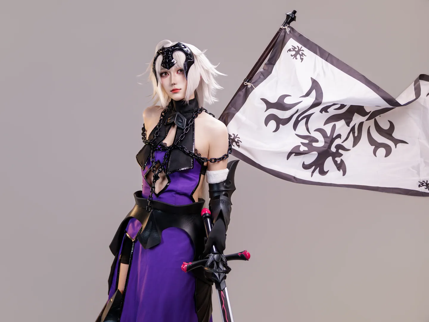 Anime cosplay, Fate/Grand Order, Jeanne d'Arc (Alter) cosplay, Fate/Grand Order, White-haired female knight - Image 6