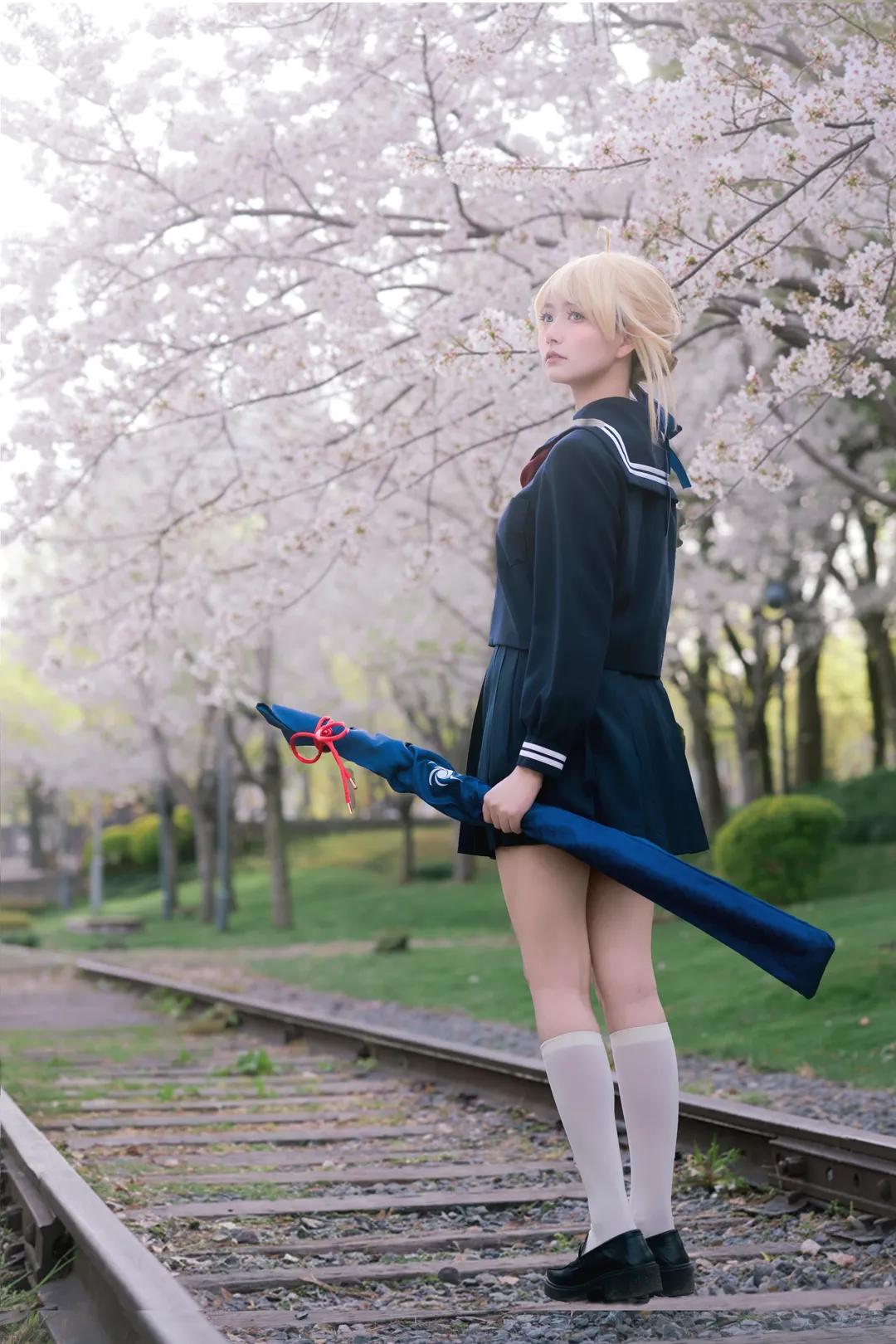 阿尔托莉雅cos, Fate, JK制服, 白丝穿搭, 樱花写真 - 第1张