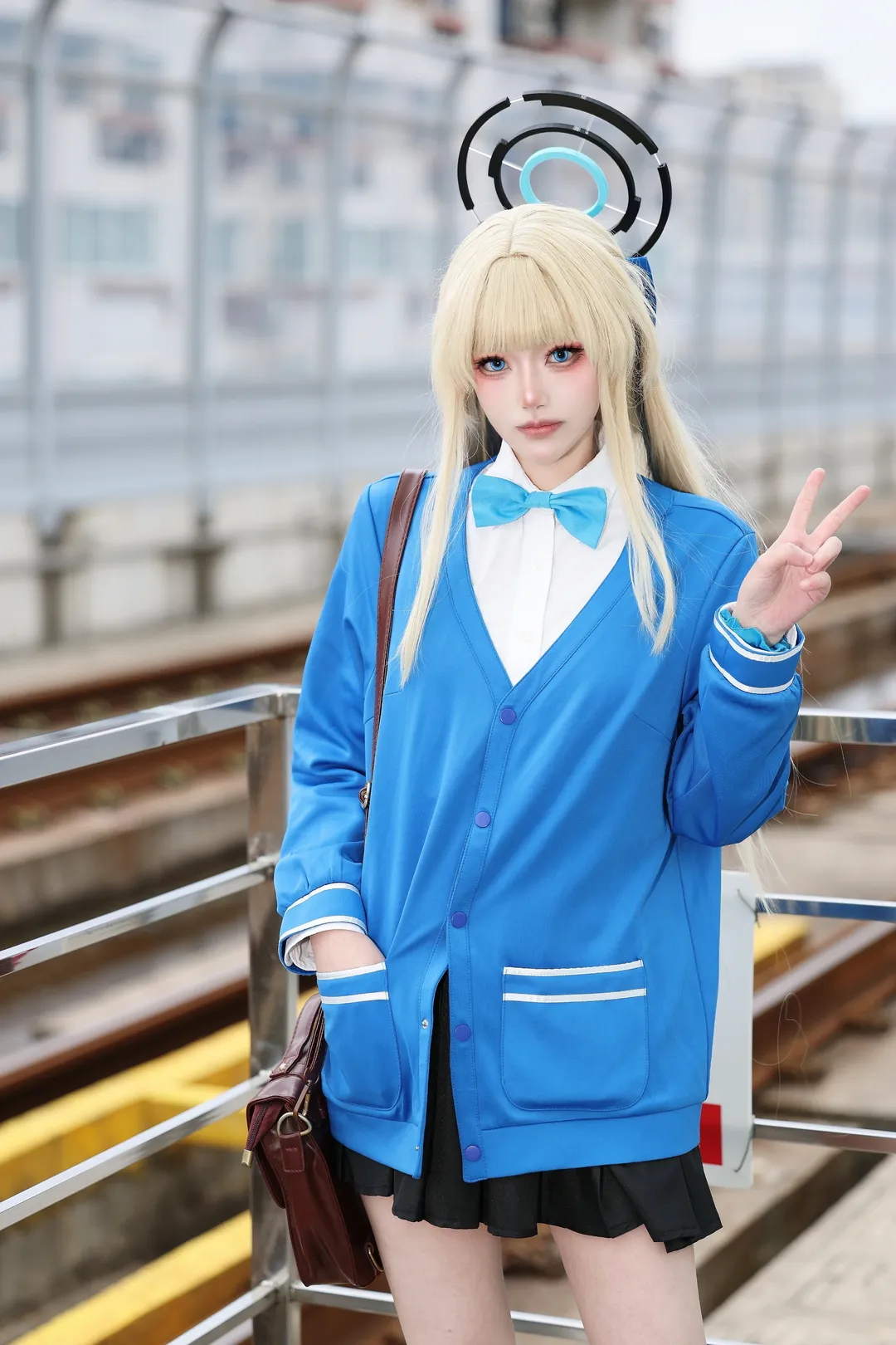 ブルーアーカイブ, JK制服, 飛鳥馬トキ コスプレ, ニーソックス コーデ, 駅での撮影 - 1枚目