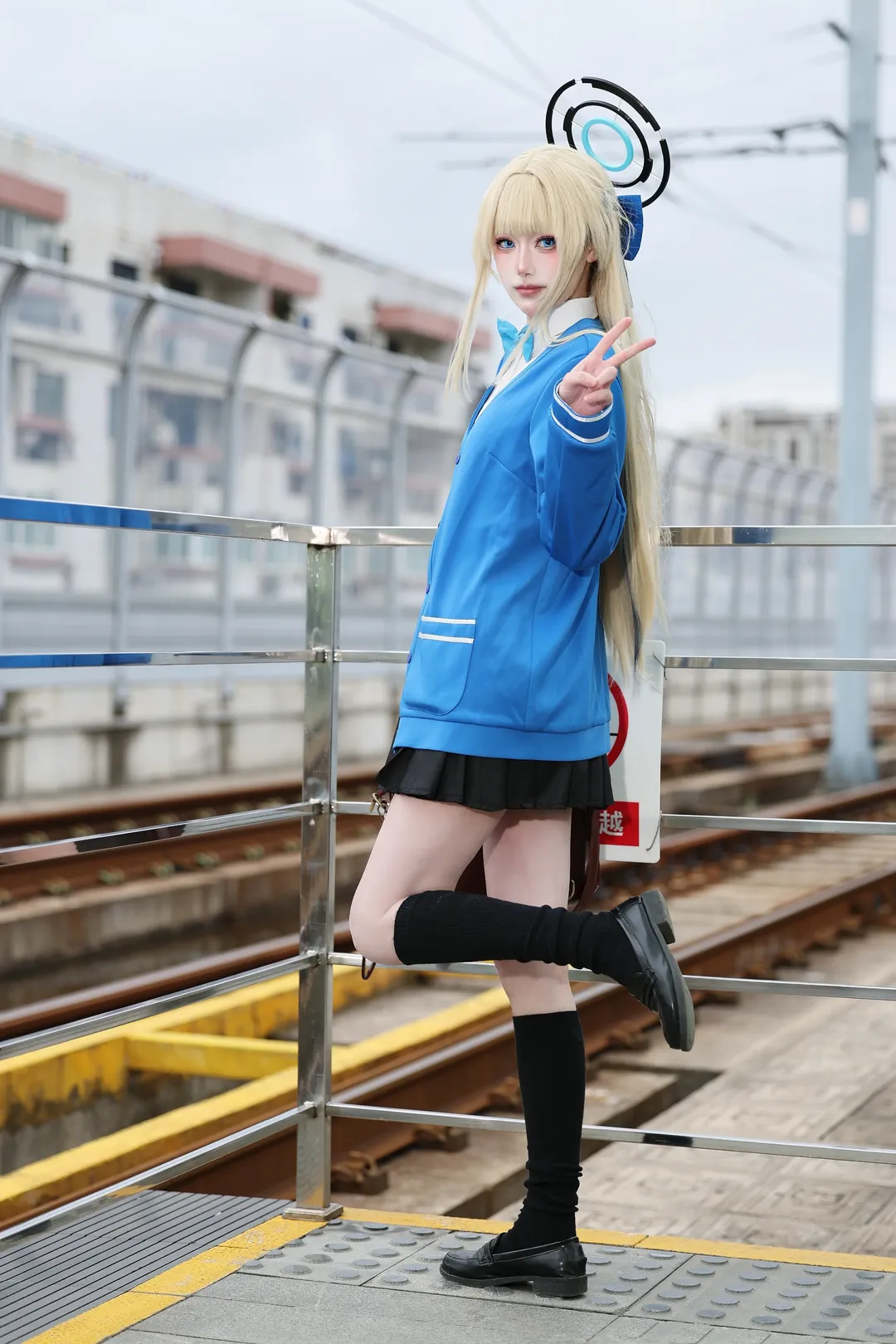 ブルーアーカイブ, JK制服, 飛鳥馬トキ コスプレ, ニーソックス コーデ, 駅での撮影 - 2枚目