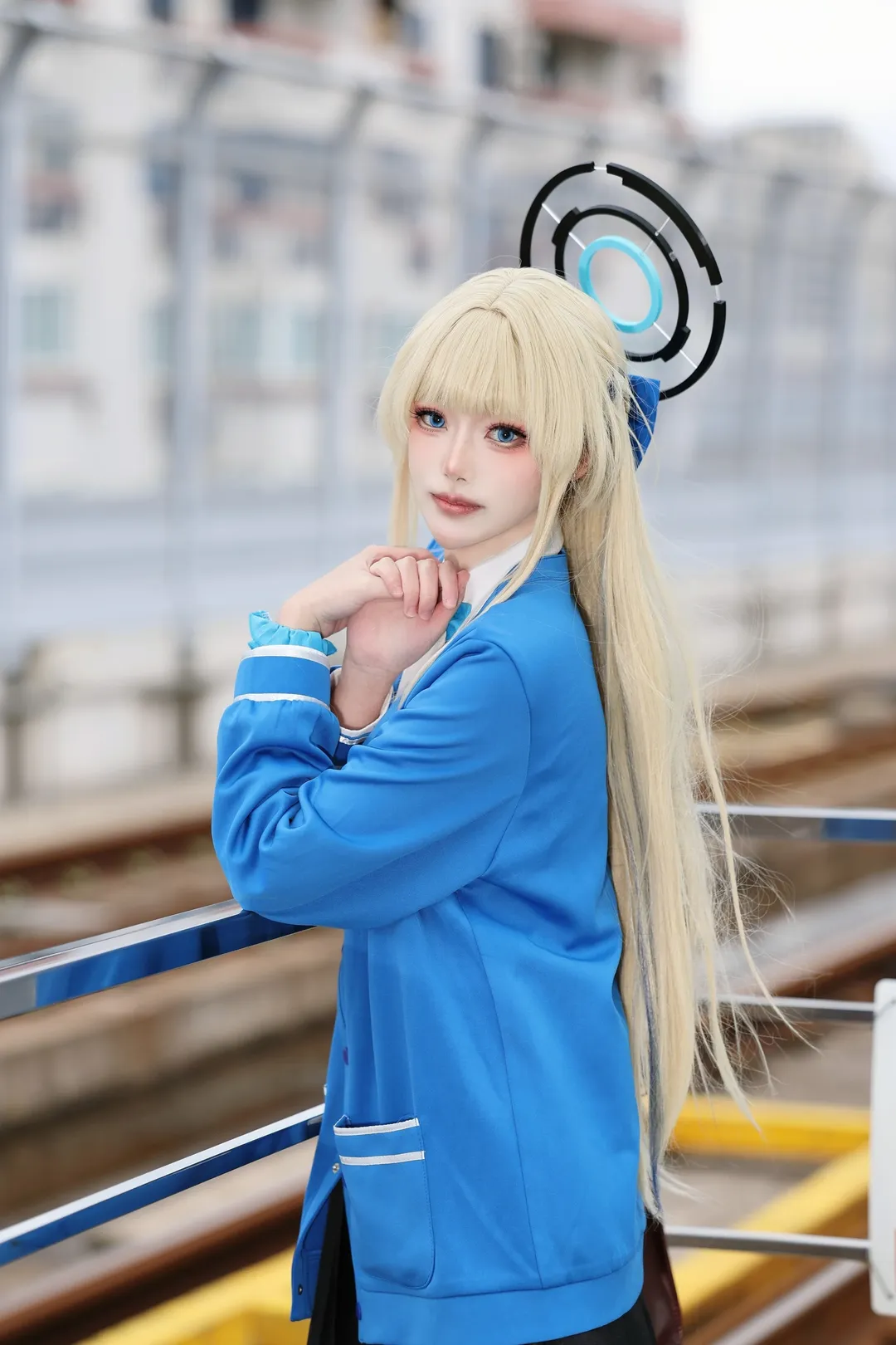 ブルーアーカイブ, JK制服, 飛鳥馬トキ コスプレ, ニーソックス コーデ, 駅での撮影 - 3枚目