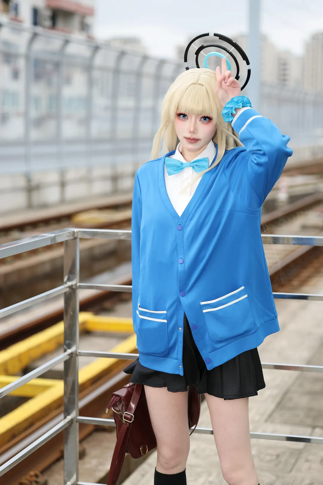 ブルーアーカイブ, JK制服, 飛鳥馬トキ コスプレ, ニーソックス コーデ, 駅での撮影 - 4枚目