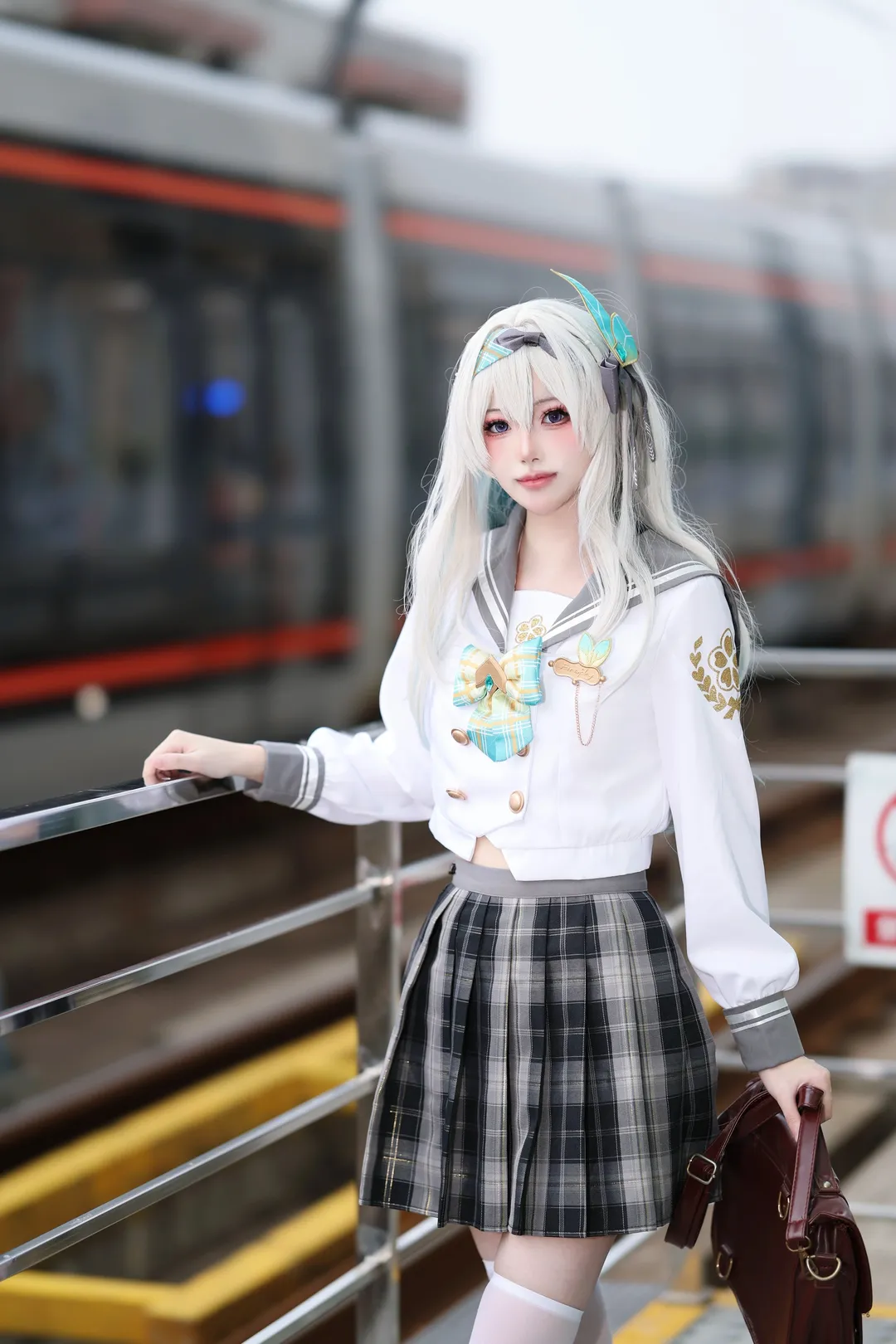 2D, Honkai: Star Rail, Firefly cosplay, Cosplay photography, White thigh-highs outfit - Image 3
