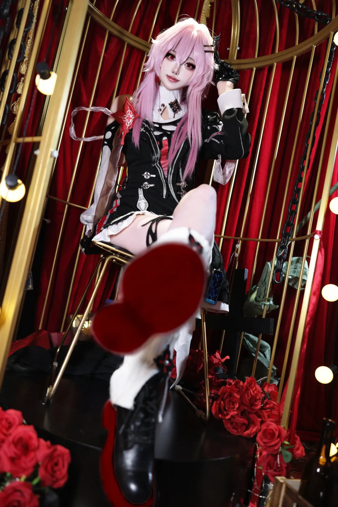 崩坏星穹铁道, 长夜月cos, cosplay摄影, 红黑穿搭, 鸟笼布景 - 第3张