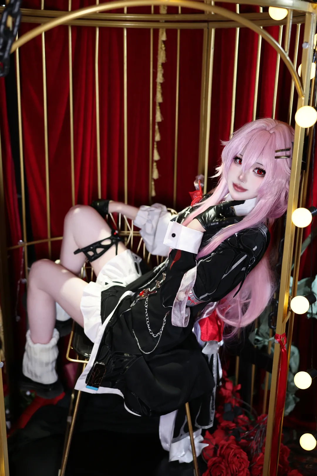 崩坏星穹铁道, 长夜月cos, cosplay摄影, 红黑穿搭, 鸟笼布景