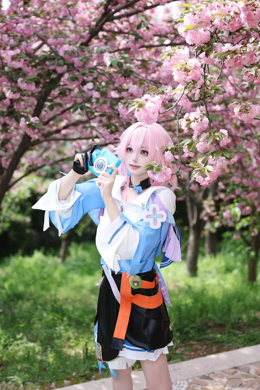 Anime girl, Honkai: Star Rail, March 7th cosplay, Cherry blossom outdoor scene, Cosplay photography - Image 4