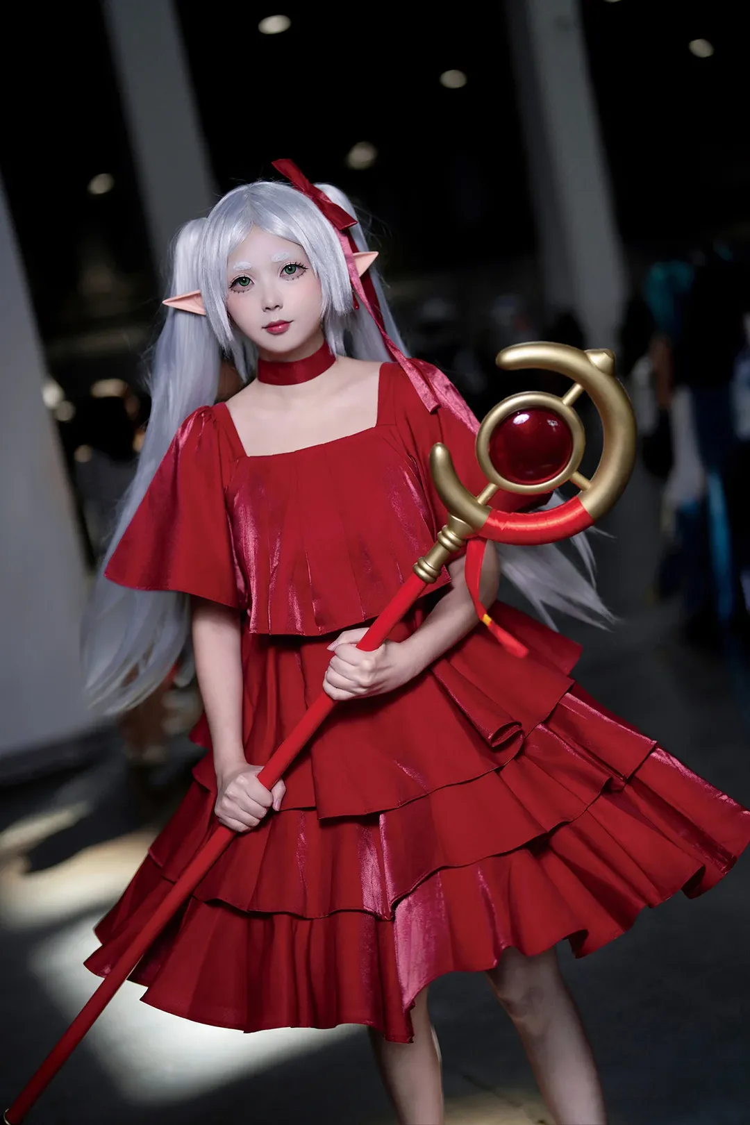 漫展返图, 葬送的芙莉莲, 芙莉莲cos, cosplay场照, 红裙cos - 第1张