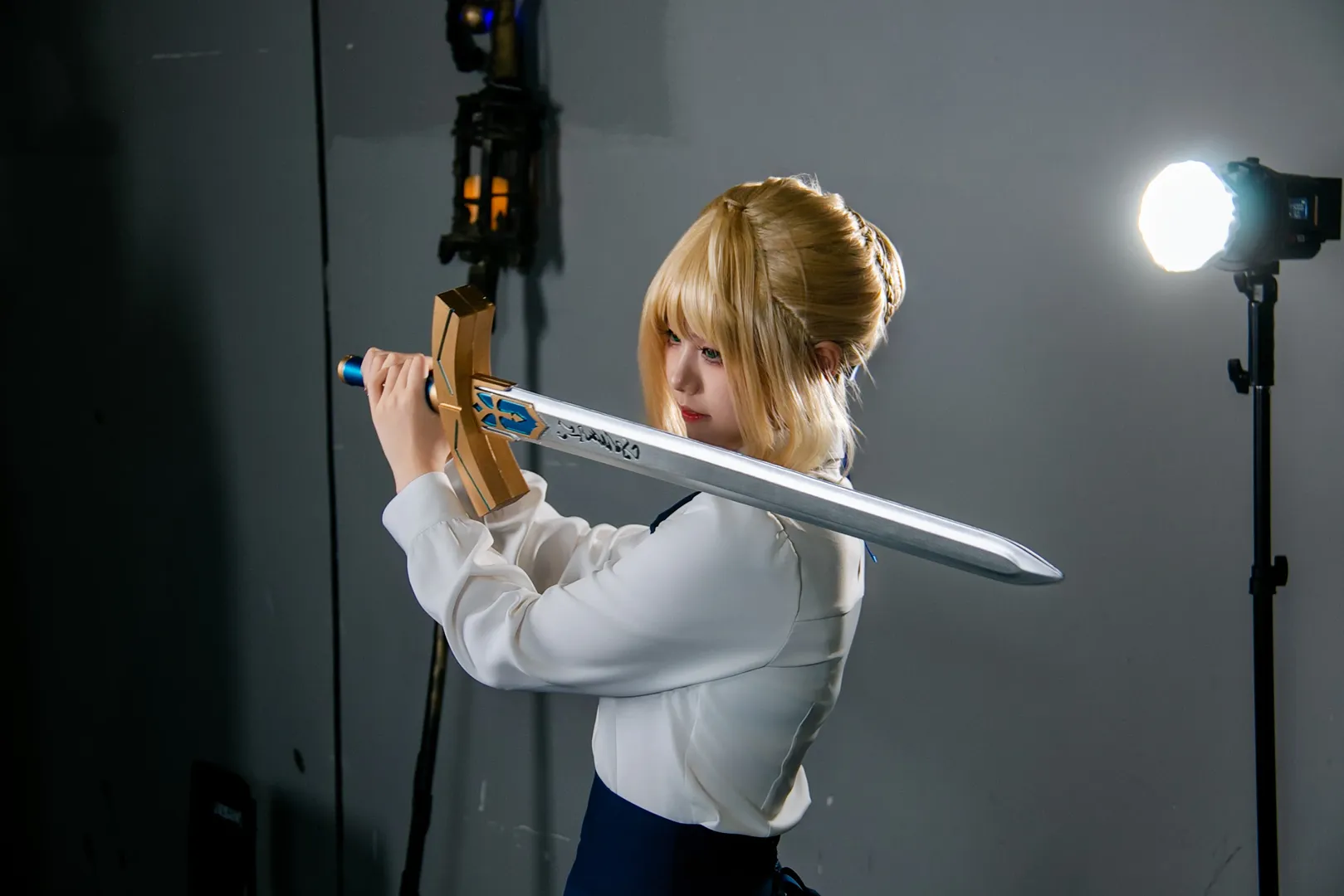金发少女, 摄影棚打光, bw场照, sabercos, 大剑道具 - 第2张
