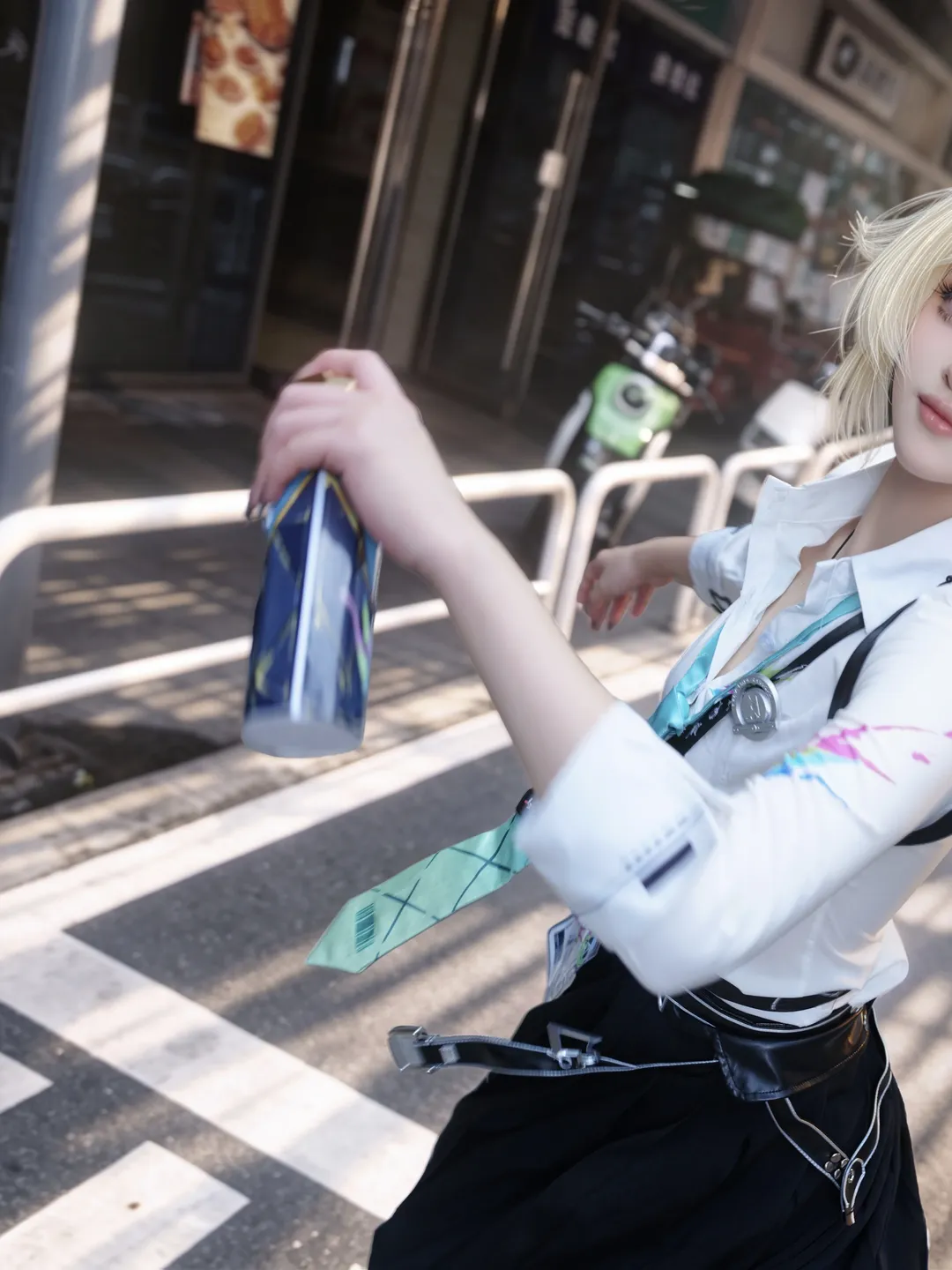 鸣潮, 琳奈cos, 街头摄影, cosplay正片, 金发造型 - 第1张