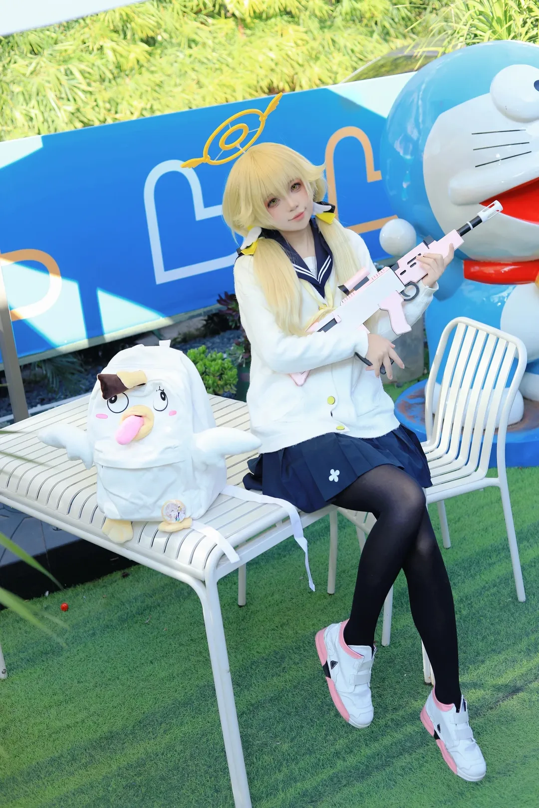 ブルーアーカイブ, コスプレ日常, 黒ストッキングコスプレ, ヒフミのコスプレ, ぬいぐるみリュック