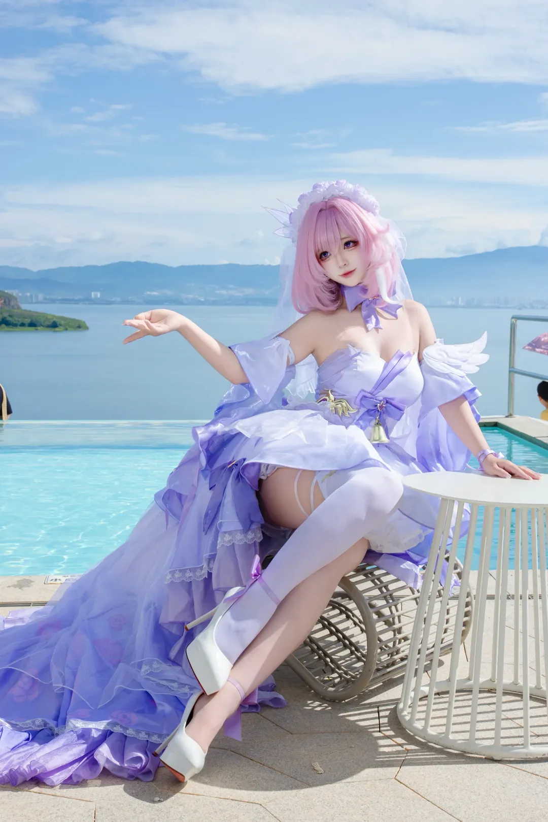 爱莉希雅cos, 户外cosplay, 二次元角色扮演, 花间颂歌cos, 白色丝袜穿搭 - 第1张