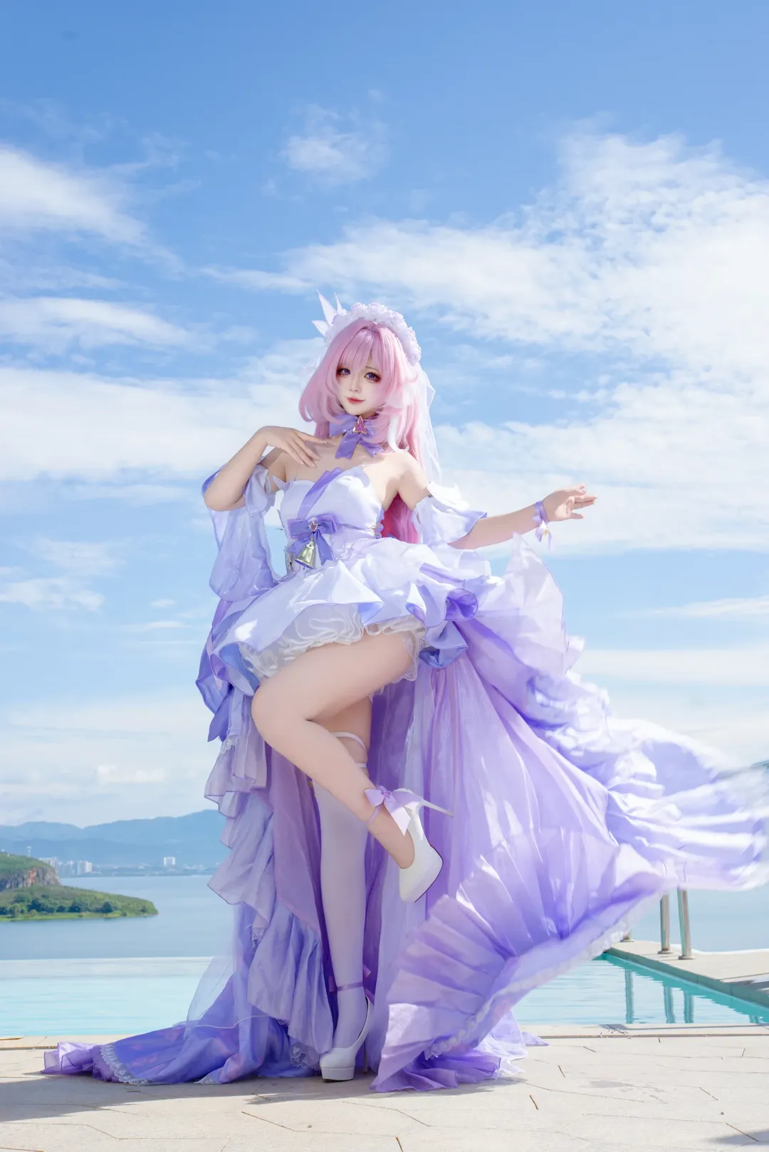 爱莉希雅cos, 户外cosplay, 二次元角色扮演, 花间颂歌cos, 白色丝袜穿搭