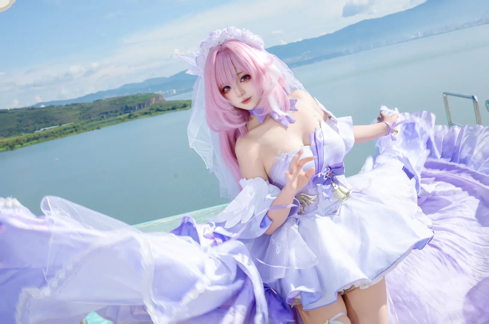 爱莉希雅cos, 户外cosplay, 二次元角色扮演, 花间颂歌cos, 白色丝袜穿搭 - 第3张