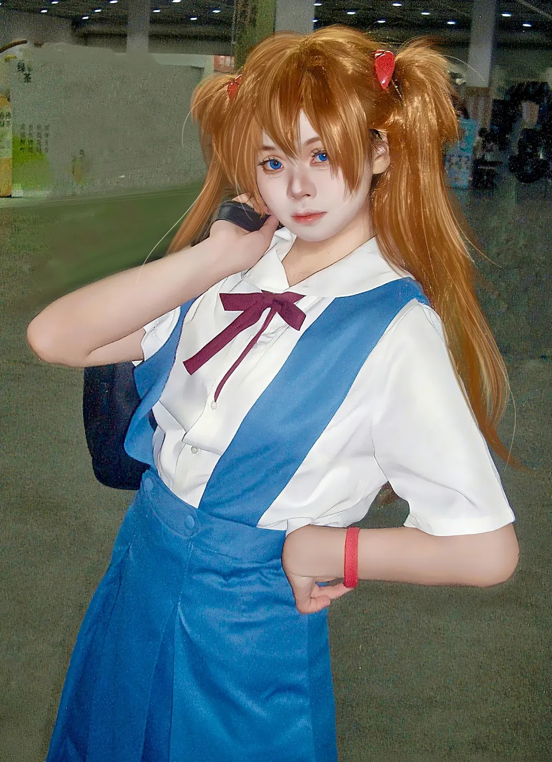 明日香cos, 新世纪福音战士, cosplay场照, 双马尾, 蓝白校服 - 第1张
