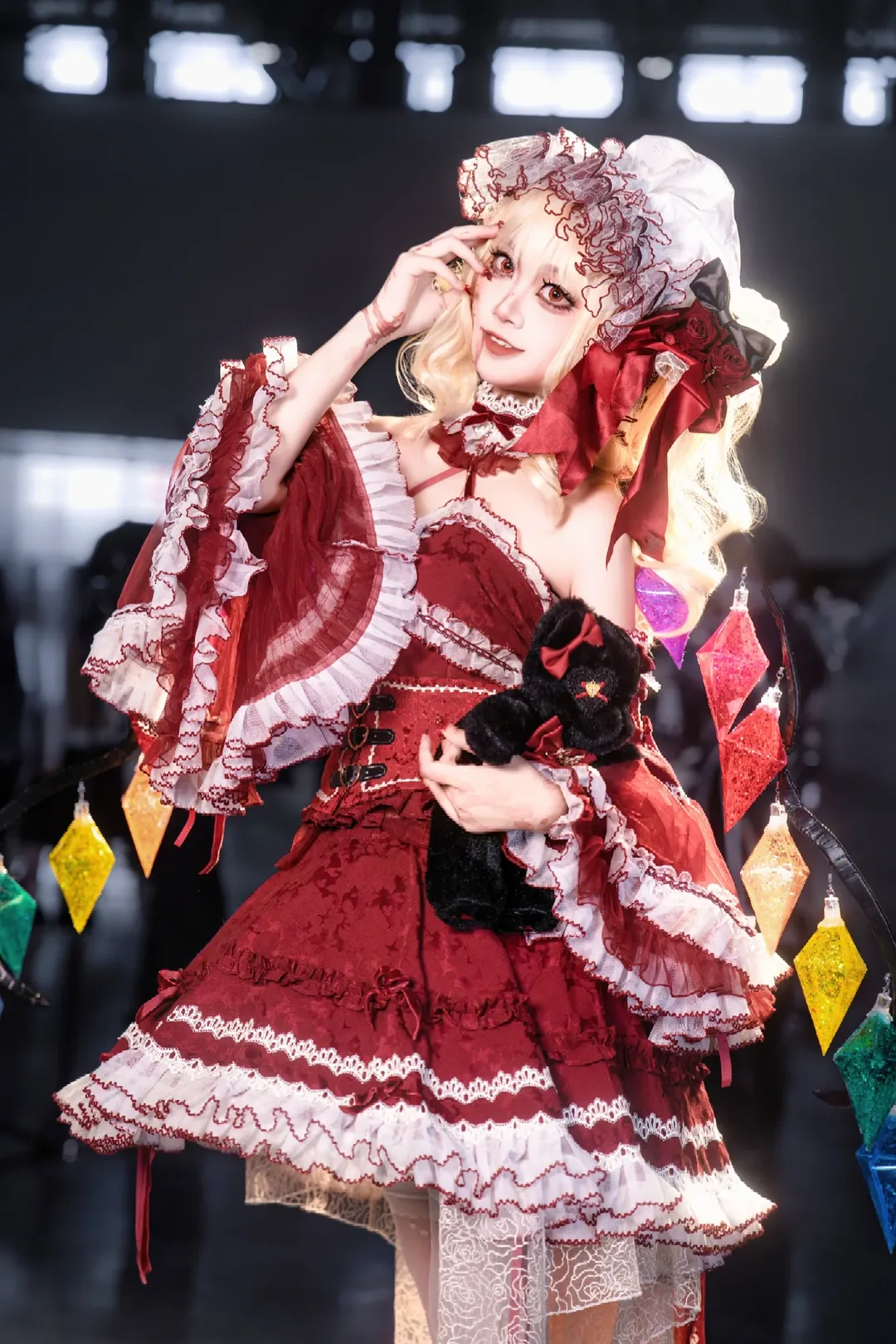 東方Project, 二次元コスプレ, 円形会場のイベント写真, フランドール・スカーレットコスプレ, 白いレースのハイソックス - 1枚目
