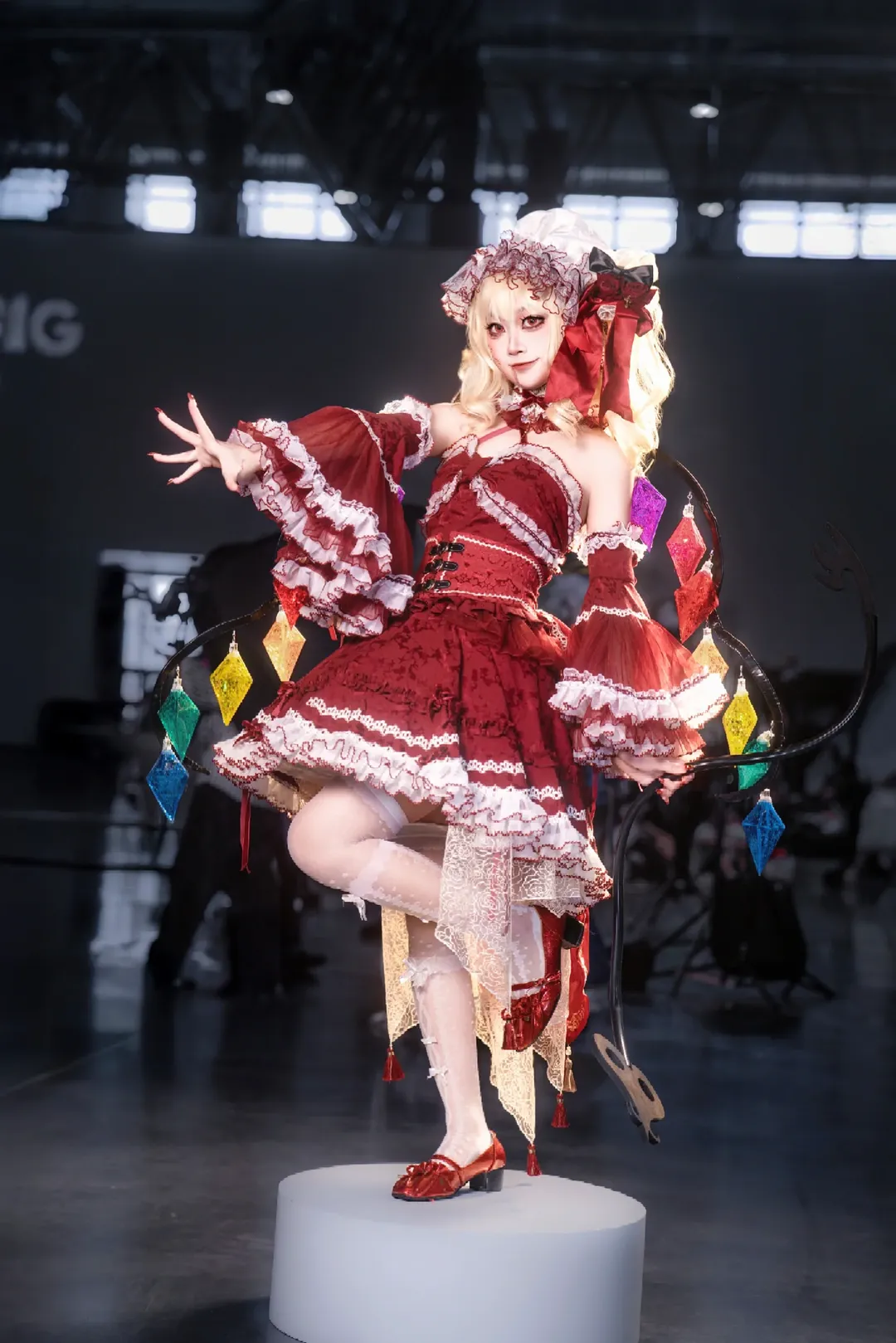 東方Project, 二次元コスプレ, 円形会場のイベント写真, フランドール・スカーレットコスプレ, 白いレースのハイソックス - 3枚目