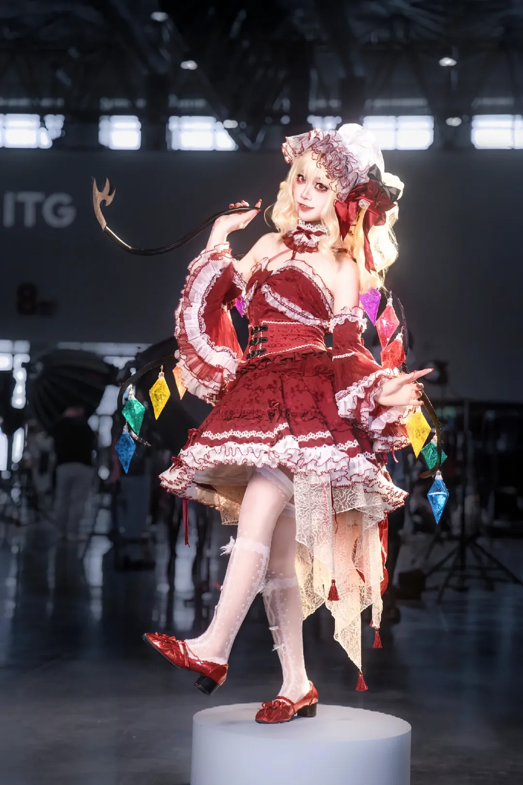 東方Project, 二次元コスプレ, 円形会場のイベント写真, フランドール・スカーレットコスプレ, 白いレースのハイソックス - 4枚目