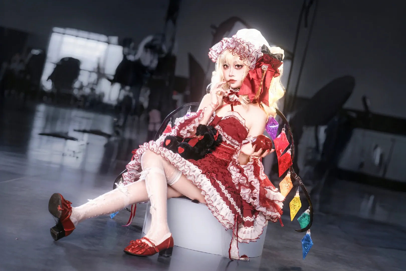 東方Project, 二次元コスプレ, 円形会場のイベント写真, フランドール・スカーレットコスプレ, 白いレースのハイソックス - 5枚目