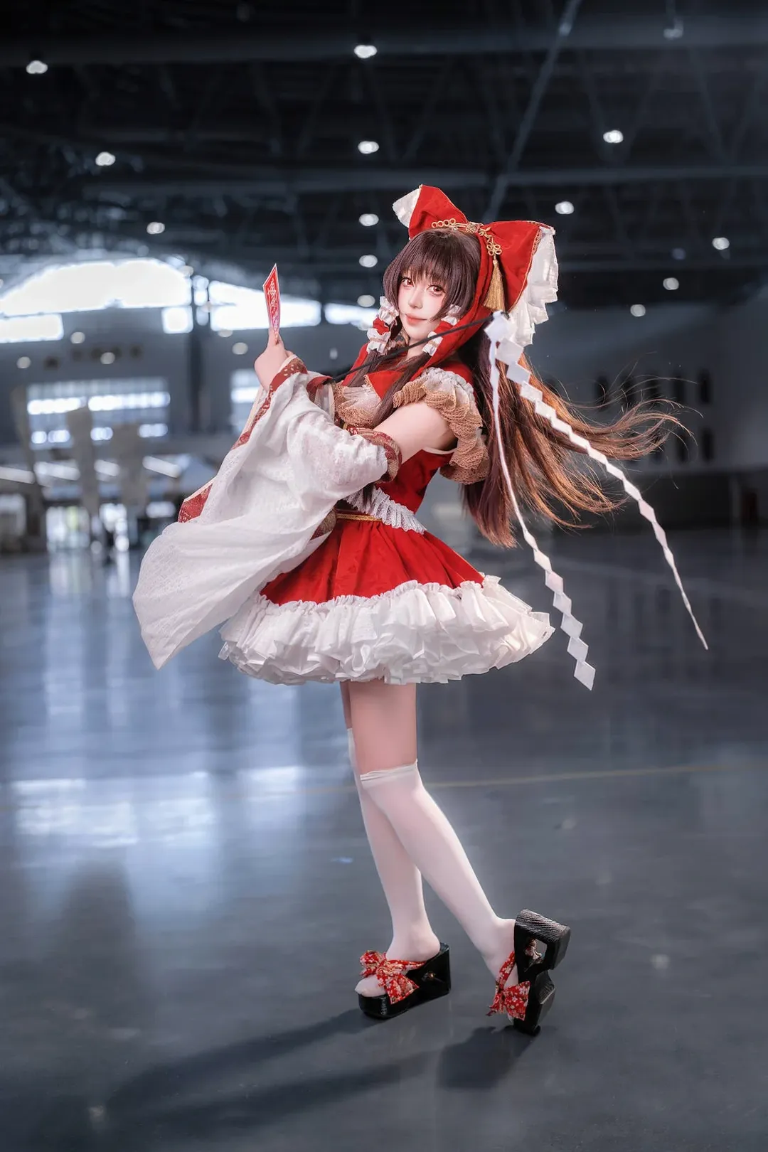 博丽灵梦cos, 东方project, 漫展场照, 白丝穿搭, cosplay返图 - 第4张