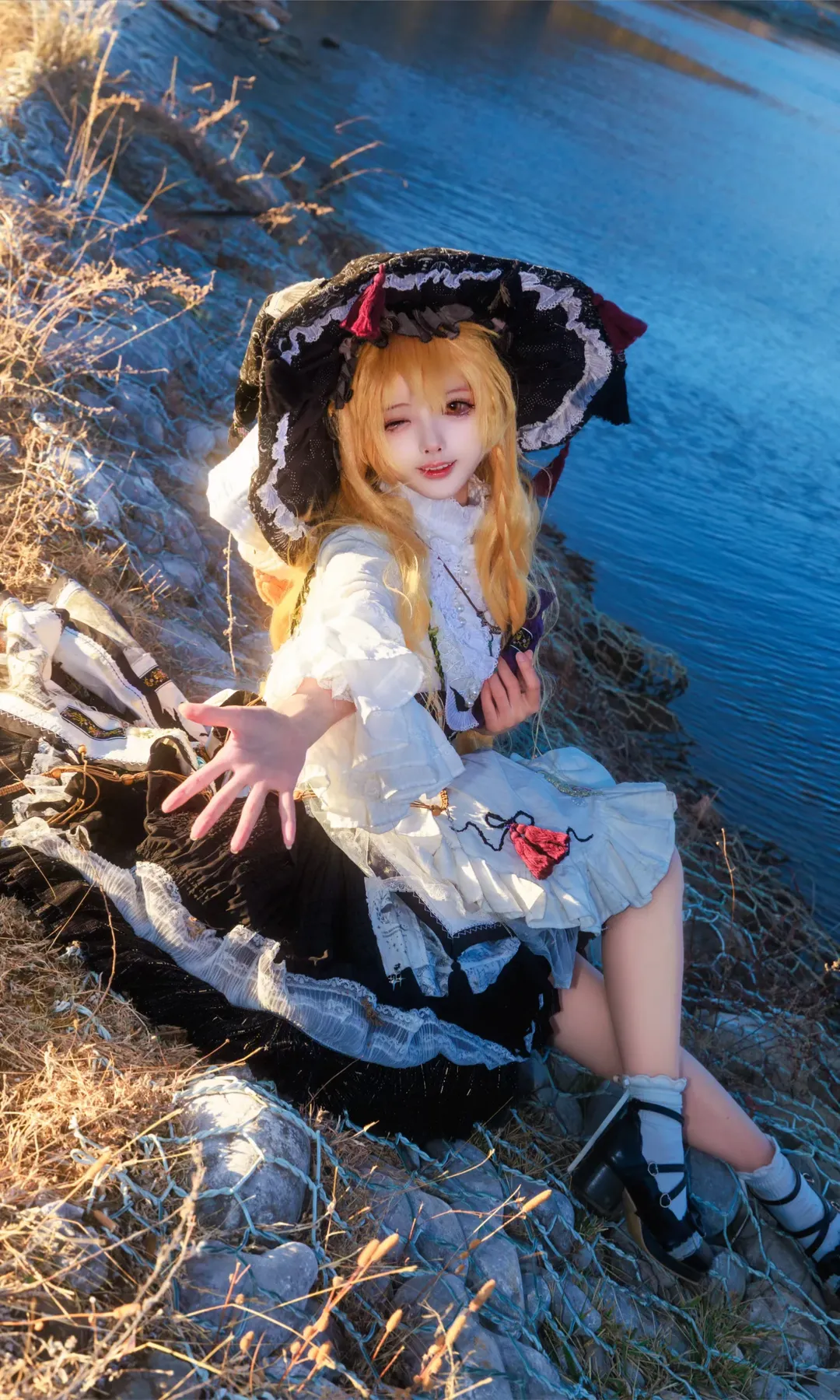 Touhou Project, Marisa Kirisame cosplay, Outdoor photography, Cosplay costume, Light and shadow portrait