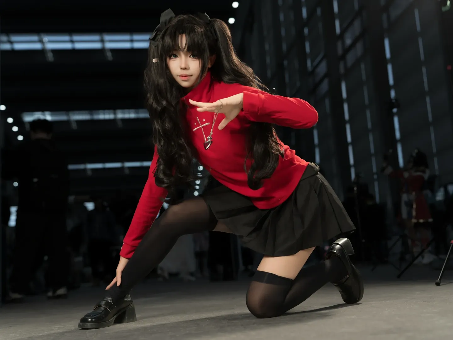 Fate/Grand Order, 漫展返图, 远坂凛cos, 红黑制服, 过膝丝袜 - 第5张