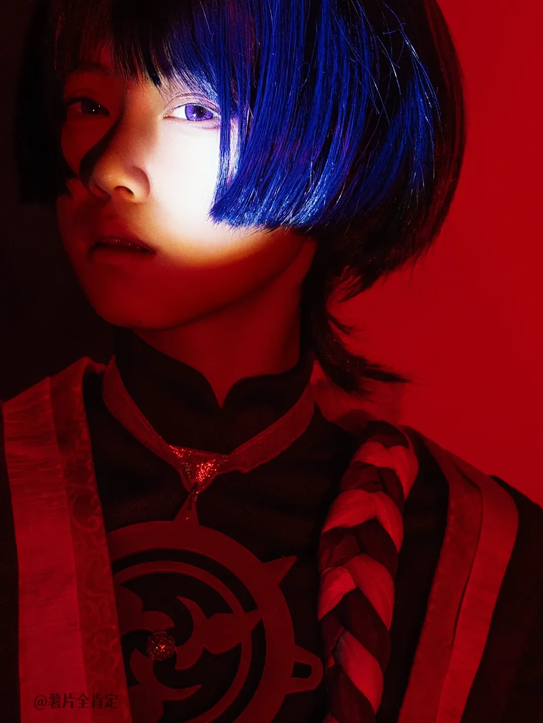 原神, スカラマシュ コスプレ, コスプレ撮影, 二次元コスプレイヤー, 赤青ライティング - 1枚目