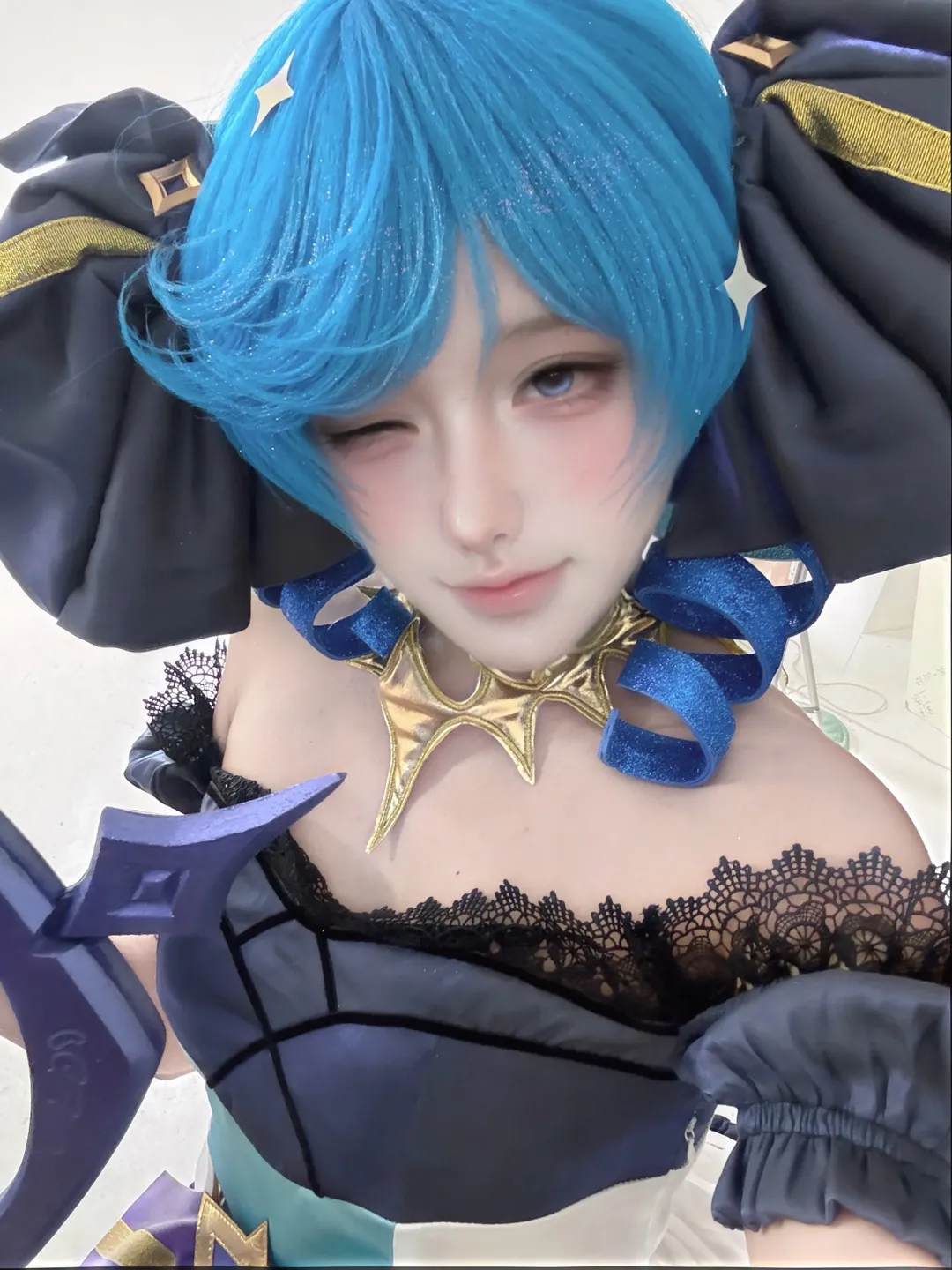 cosplay, 蓝发少女, 精致妆造, 格温cos, 黑蕾丝裙