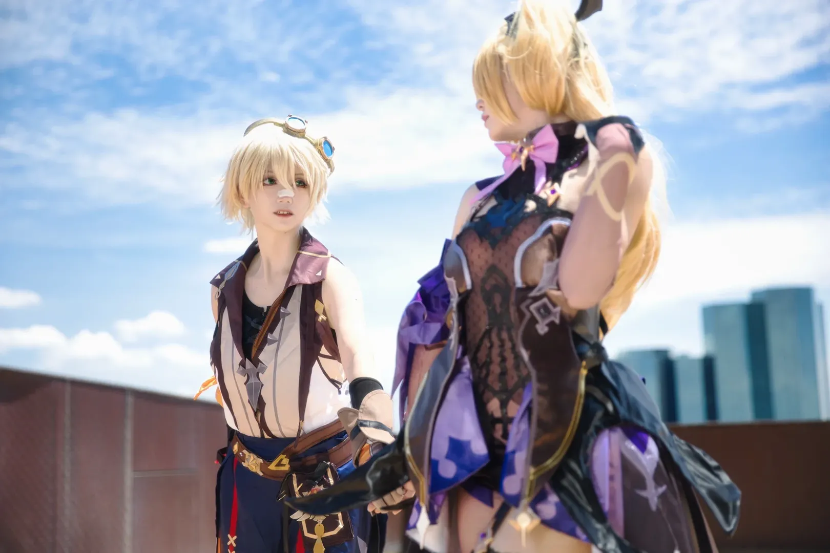 原神, フィッシュル コスプレ, 屋上外景, 網タイツ, ベネット コスプレ - 2枚目