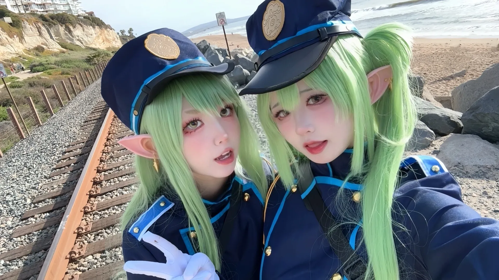 蔚蓝档案, 铁道双子cos, 绿发精灵耳cos, 双人外景摄影, 铁道制服穿搭