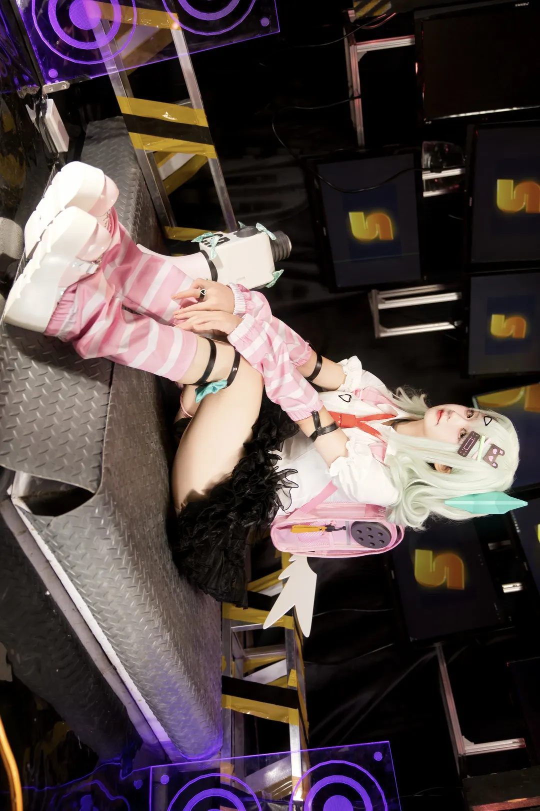绝区零, 二次元cosplay, 千夏蕾咪cos, 扩音器道具, 粉白条纹穿搭 - 第2张