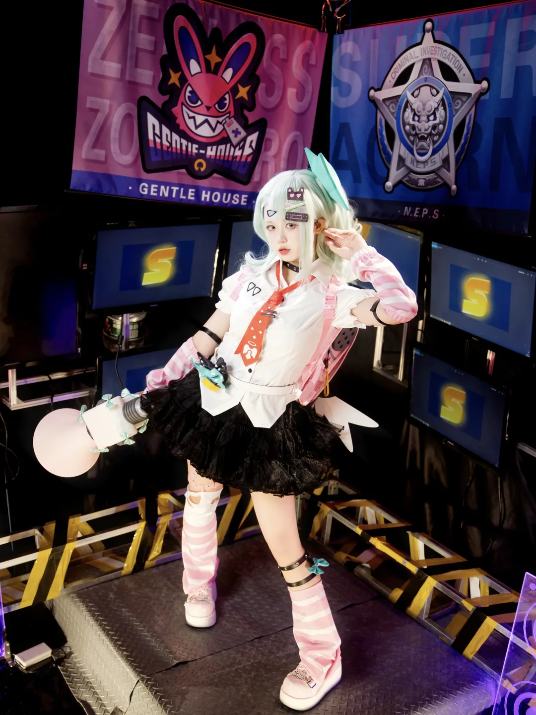 絕區零, 二次元cosplay, 千夏蕾咪cos, 擴音器道具, 粉白條紋穿搭
