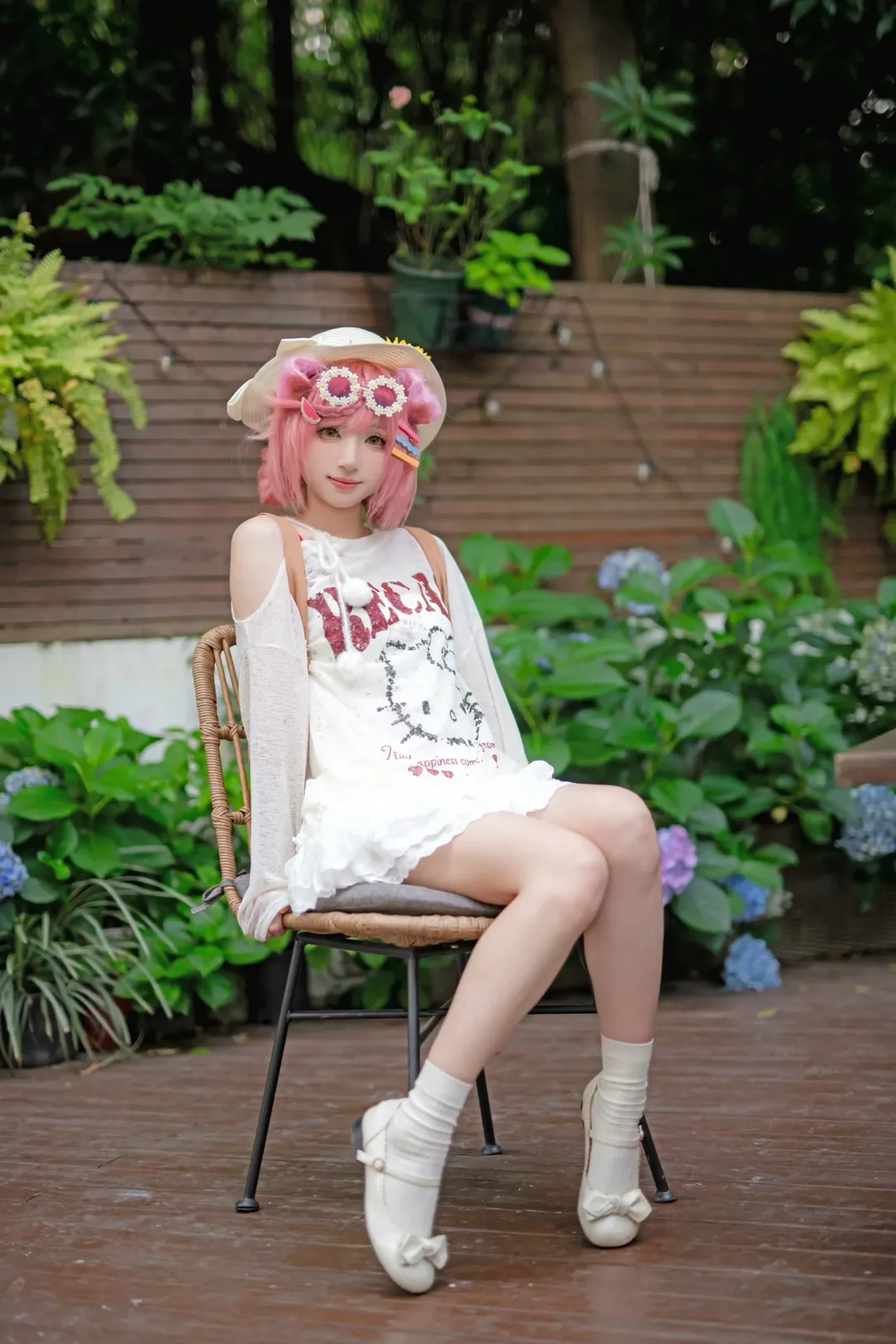 Arknights, Goldenglow cosplay, Outdoor portrait photography, Pink hair cosplay, Cat interaction