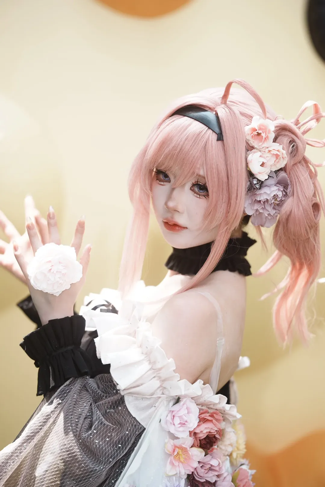 粉发cosplay, 角色扮演分享, 黑白荷叶边穿搭, 漫展跟拍, 绢花配饰