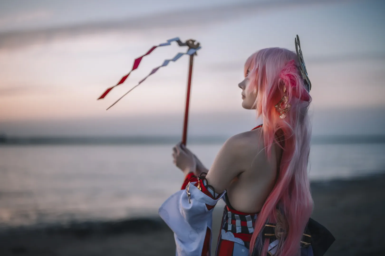 原神, 八重神子cos, 户外cosplay, 粉发cos, 白丝cos - 第3张
