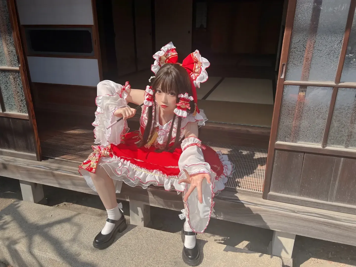 博麗霊夢コスプレ, 東方Project, 白ストッキング, 日本風ロケーション撮影, 日本の留学生