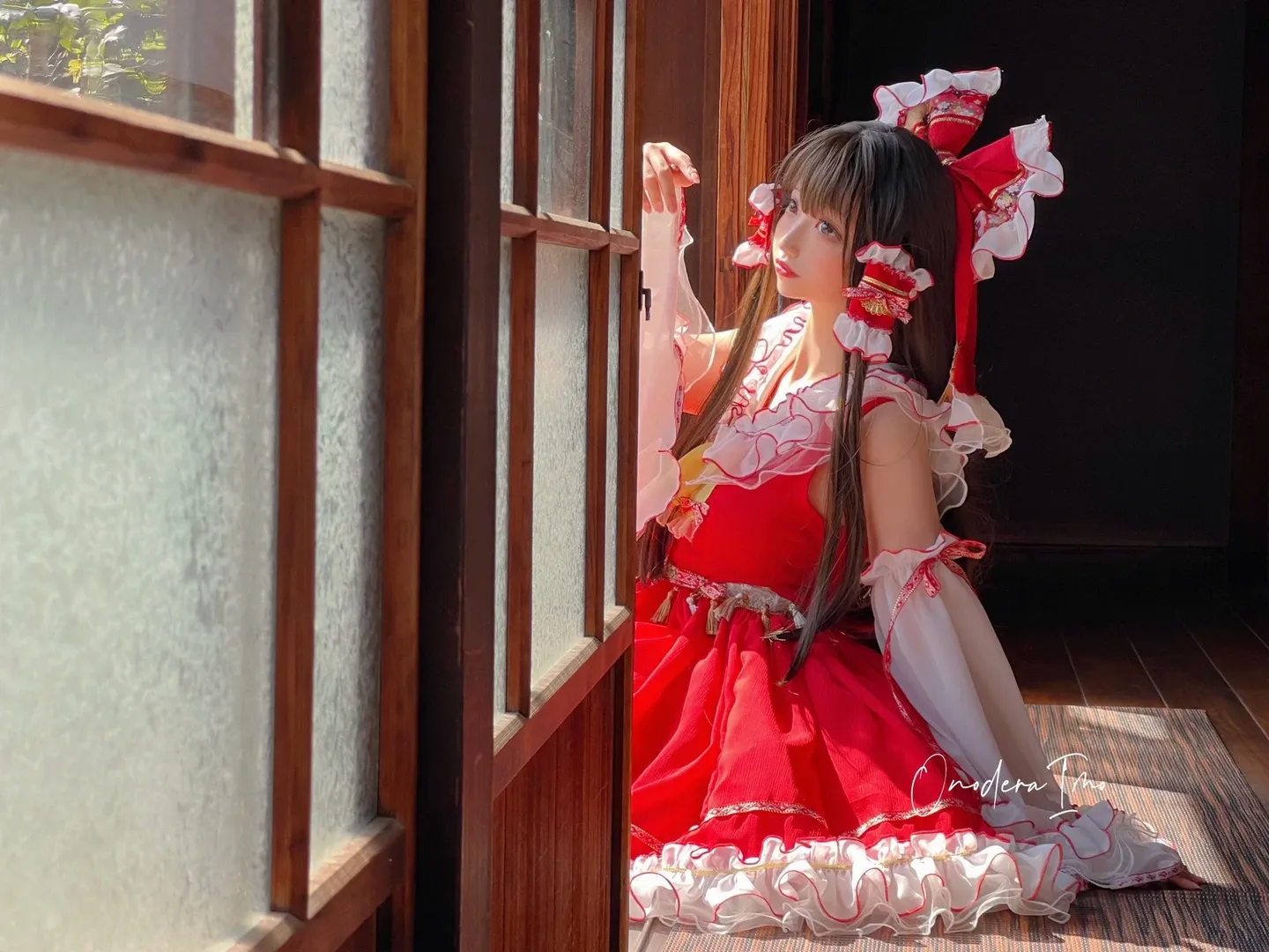 博麗霊夢コスプレ, 東方Project, 日本庭園, 巫女服, 白タイツコスプレ - 1枚目