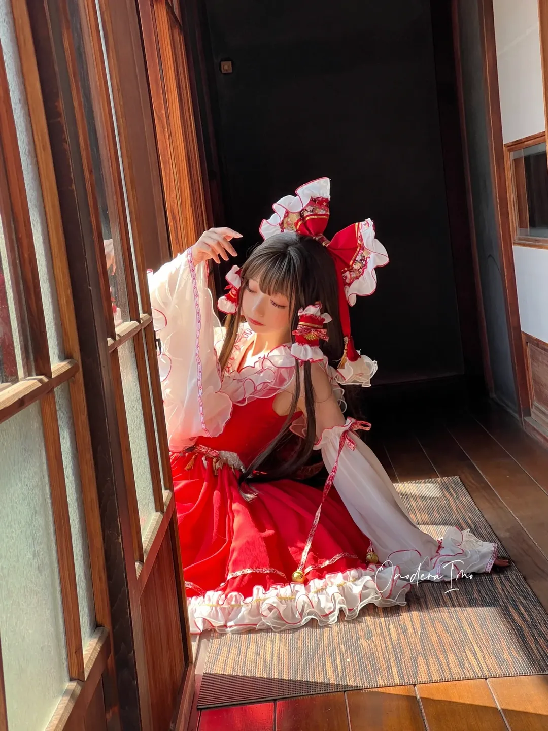 博麗霊夢コスプレ, 東方Project, 日本庭園, 巫女服, 白タイツコスプレ - 2枚目