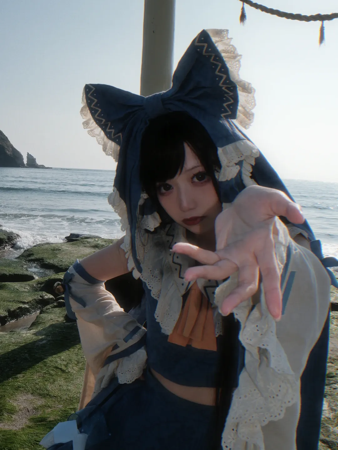 博丽灵梦cos, 东方project, 二次元cosplay, 摄影分享, 海边鸟居 - 第1张