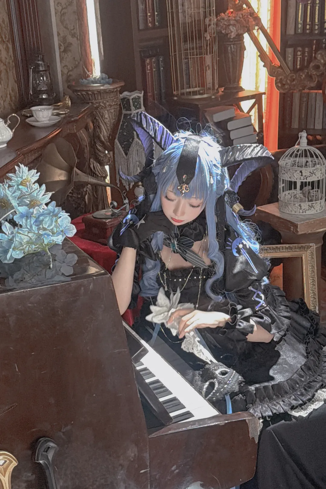Sakiko Toyokawa cosplay, Arknights, Black stockings, Gothic Lolita, Ave Mujica - Image 6