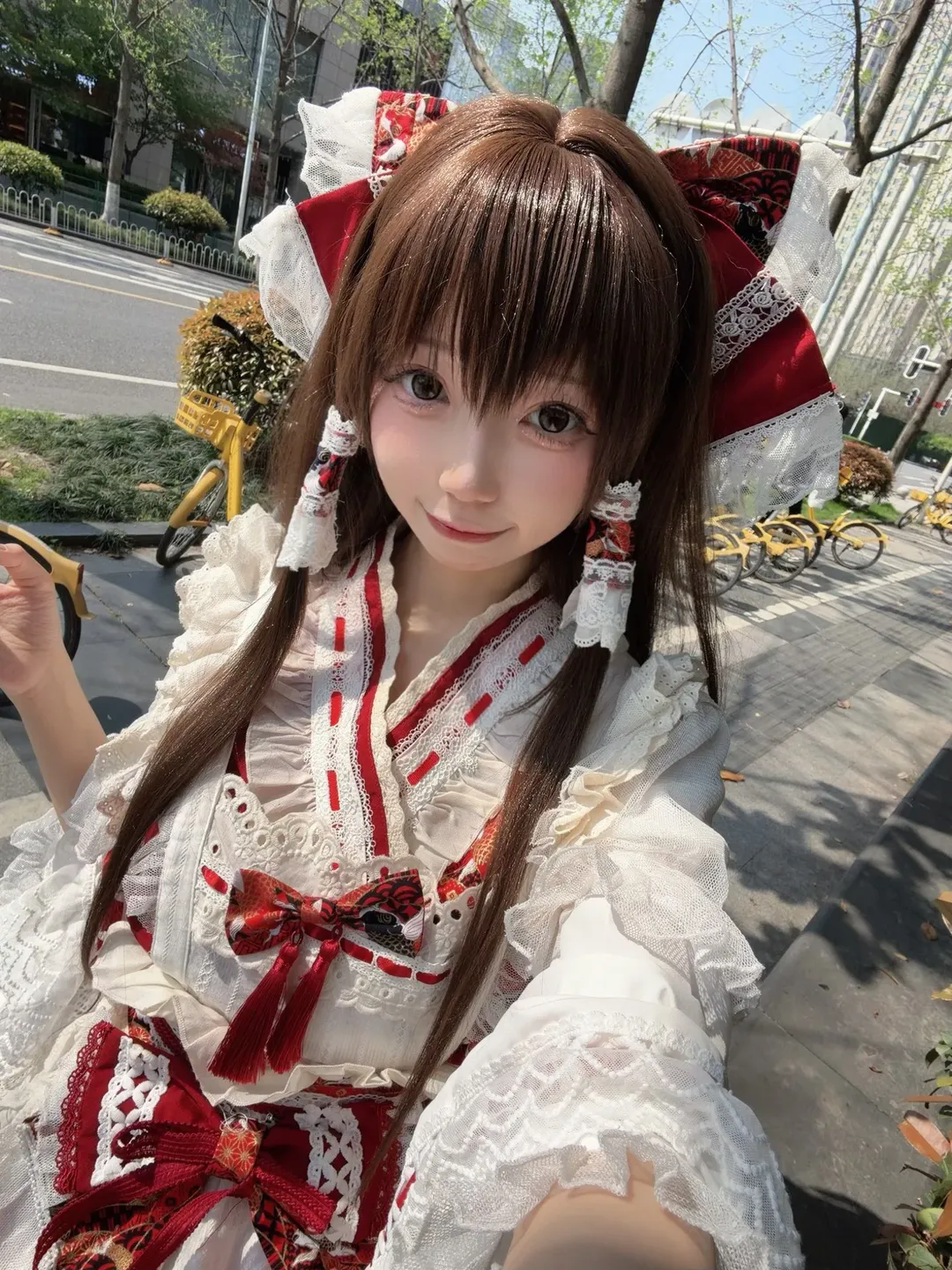 博丽灵梦cos, 东方project, 巫女cosplay, 户外cos摄影, 假发修剪 - 第1张
