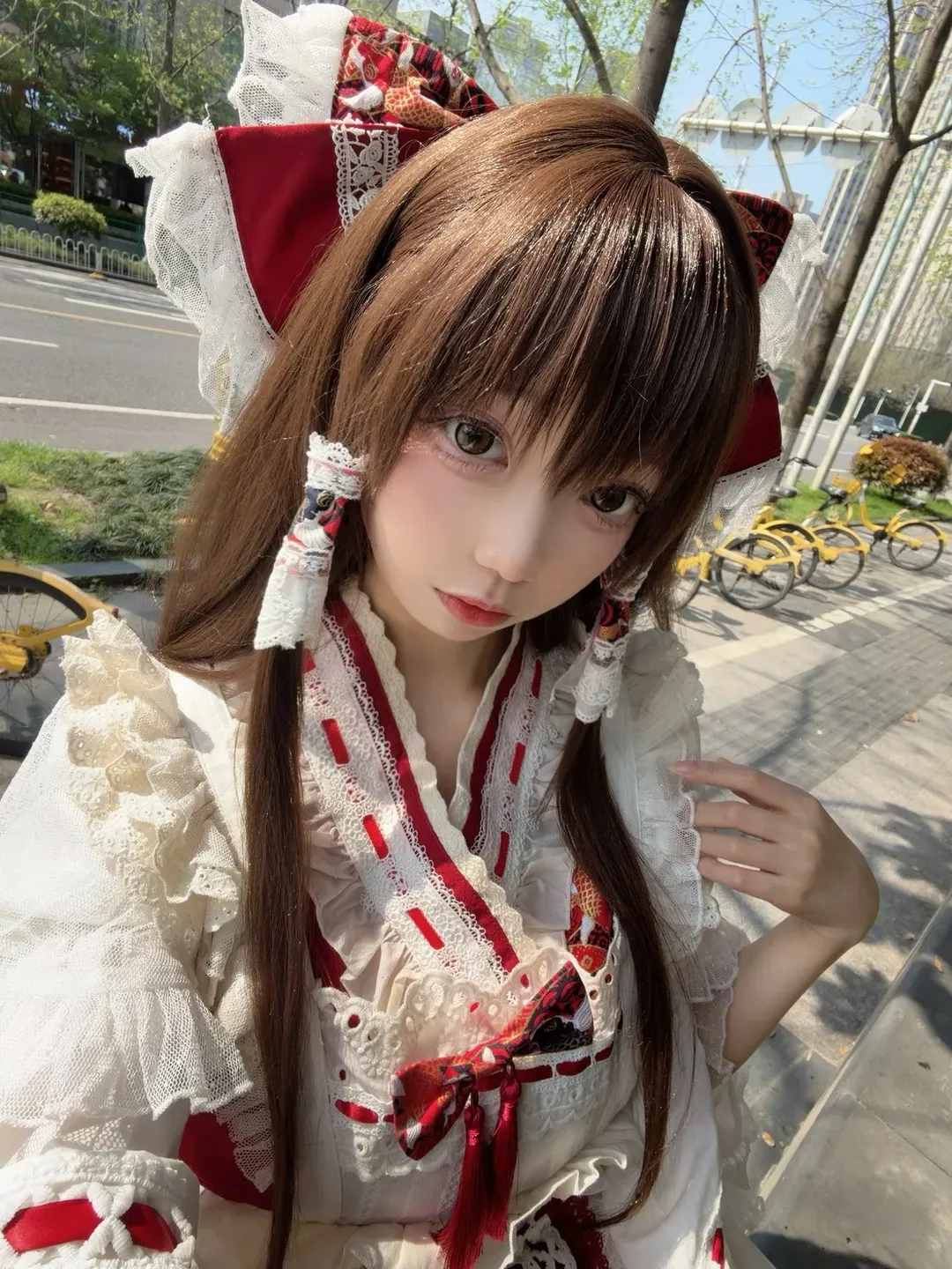 Reimu Hakurei Cosplay, Touhou Project, Shrine maiden cosplay, Outdoor cosplay photography, Wig trimming